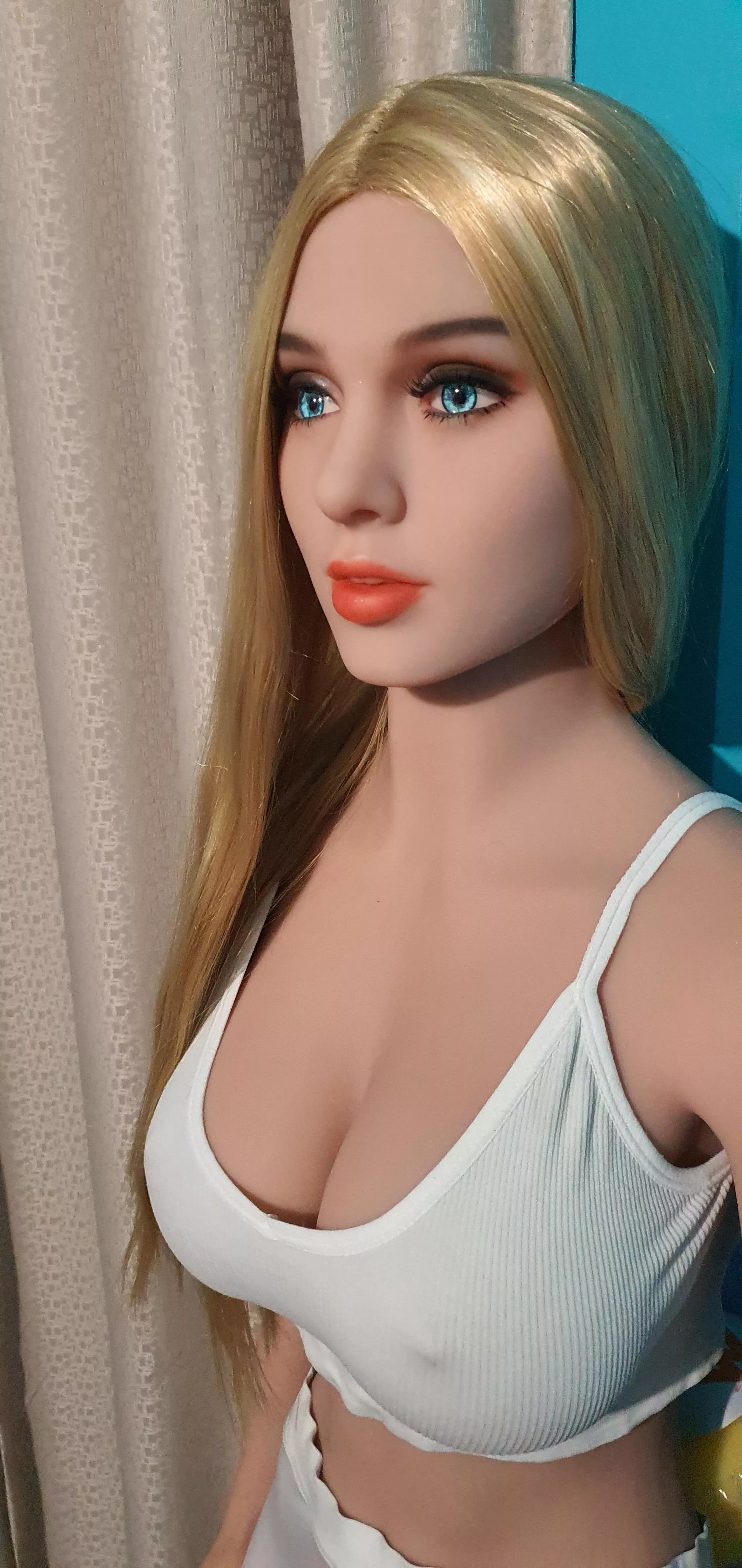 Jessica with blue eyes.