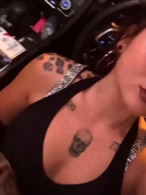 love when my collarbone shows