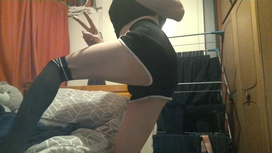 (my first post here, a lil nervous) uwu its femboy friday and i finally have a colour coordinated outfit (pls ignore laundry)