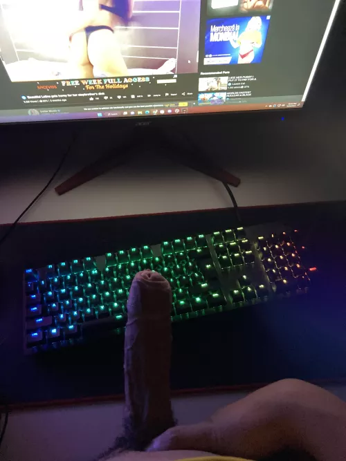 Piss video : https://www.redgifs.com/watch/concreteminorfunnelweaverspider