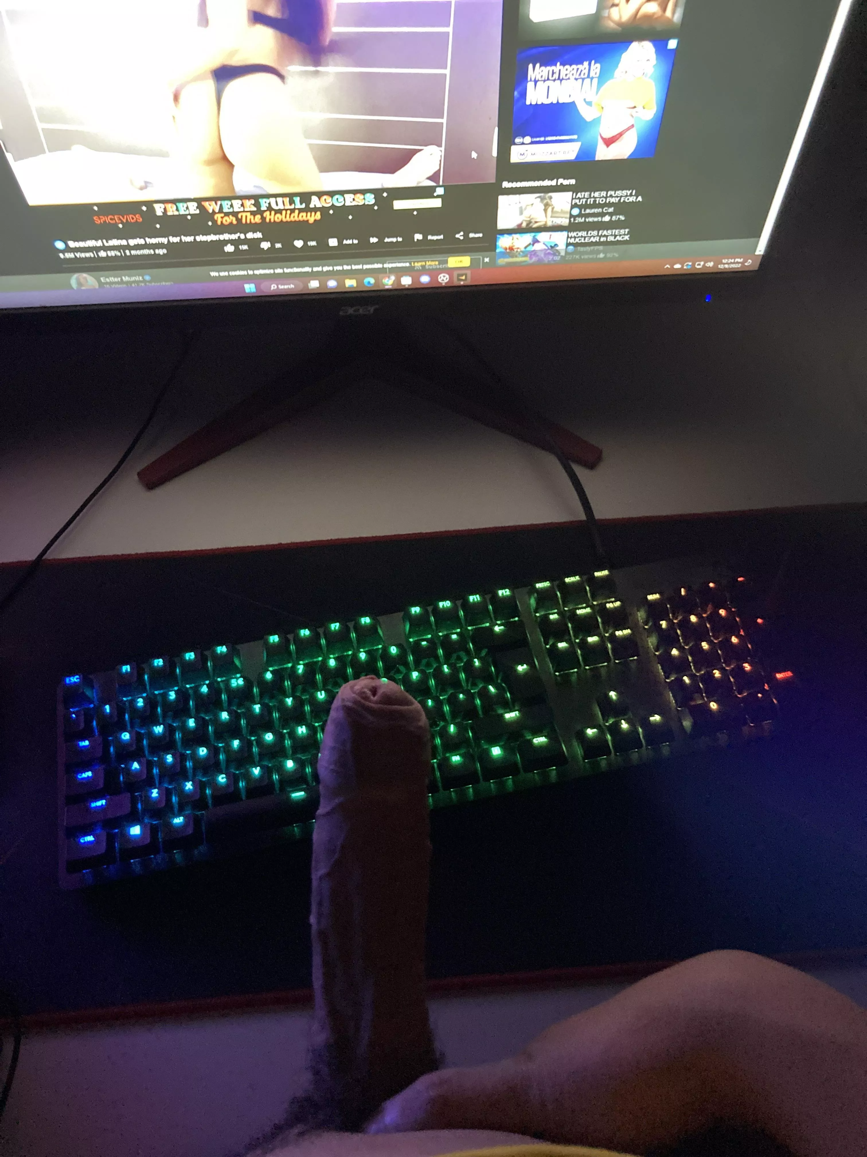 Piss video : https://www.redgifs.com/watch/concreteminorfunnelweaverspider