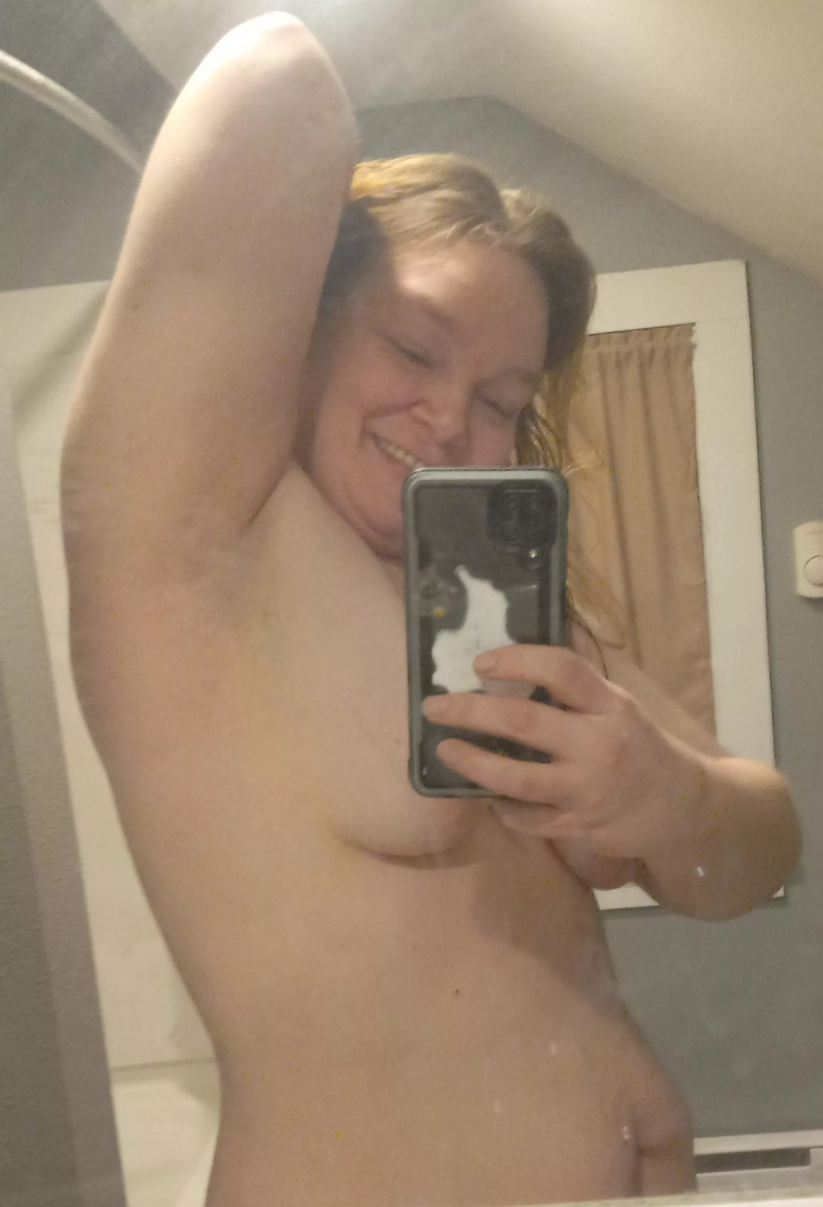 quick pic in the mirror after shower 😘