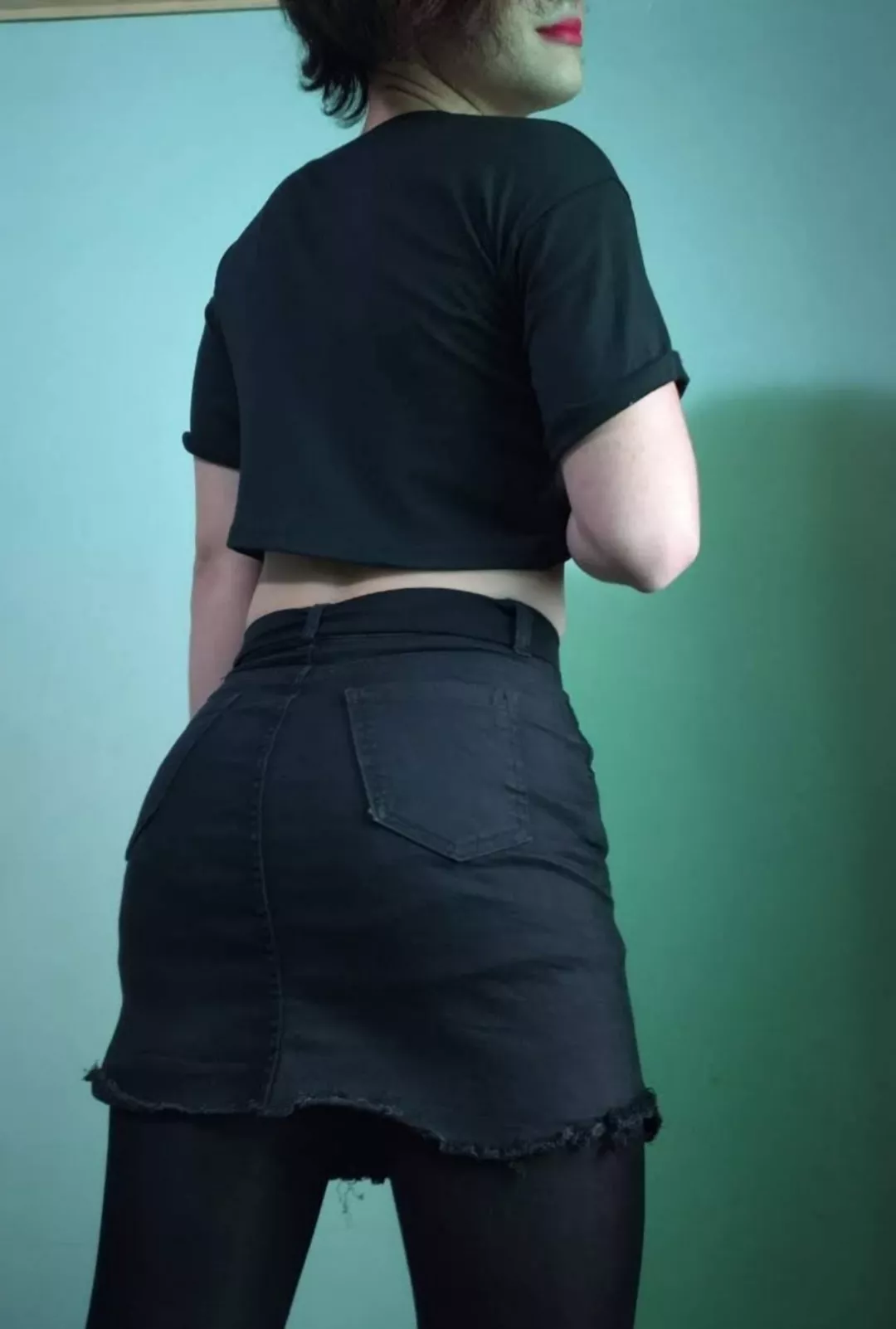 Second attempt to look pretty♡ the original photo was from the front and above but I was embarrassed by my face and I took it from behind and below :<