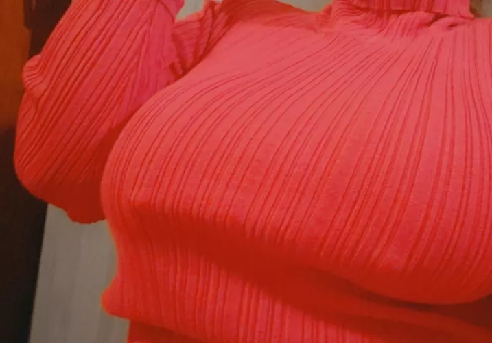 Should I wear this top to the company Christmas party? 🎄