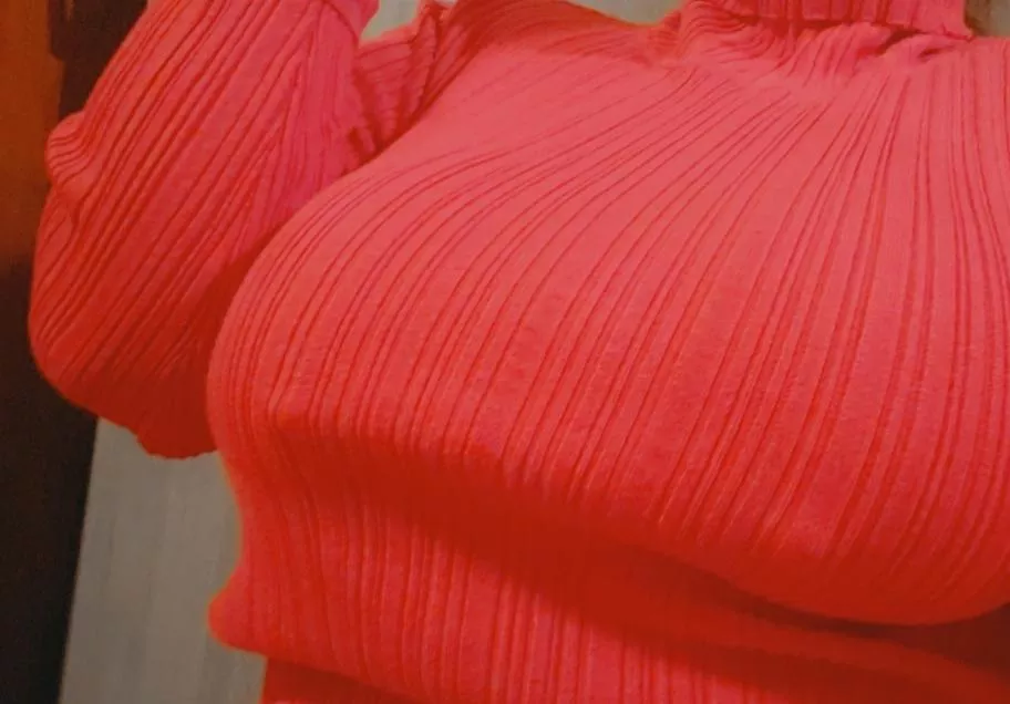 Should I wear this top to the company Christmas party? 🎄