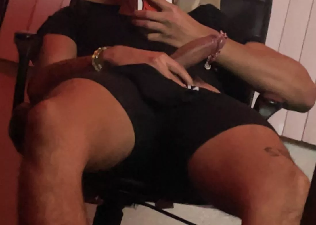 Tryna get my dick sucked 🤟🏽