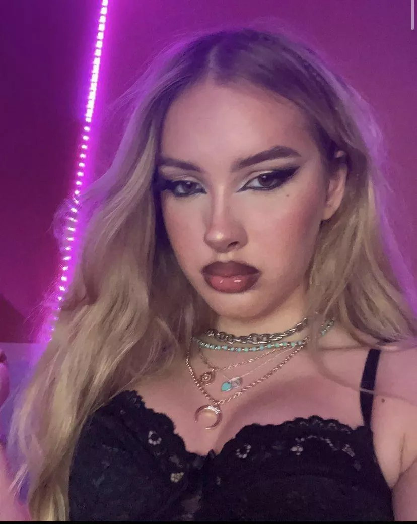 What are u doing to this naughty slut