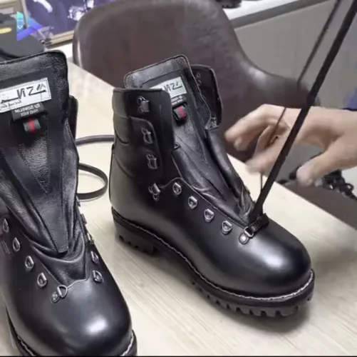 What brand boots are these?