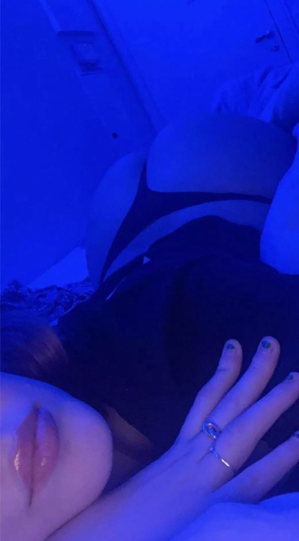 where do you want to put your cock? lips or ass? 🤤😍🇸🇪