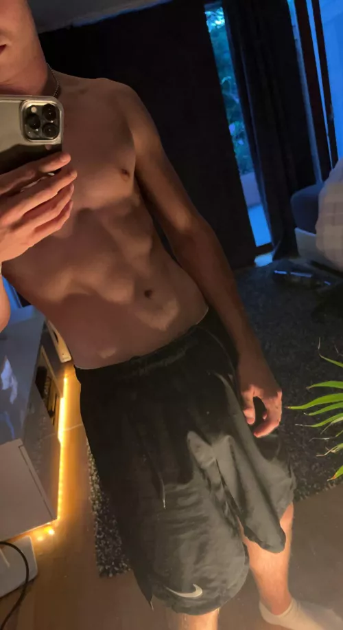 19 looking for muscle guys with abs hmu
