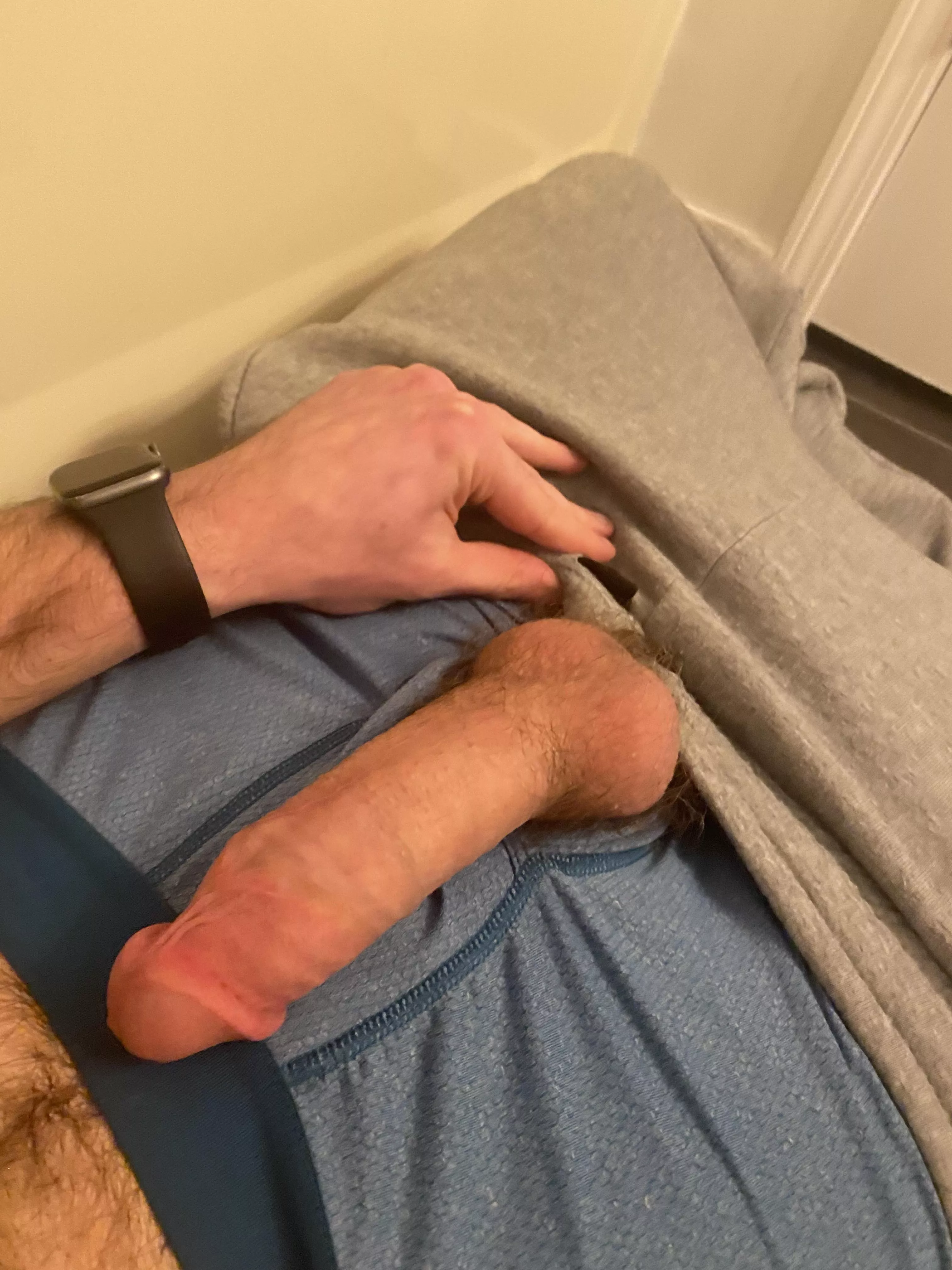 22y/o cock horny af and will cum live for anyone 🥰🙈 hmu..