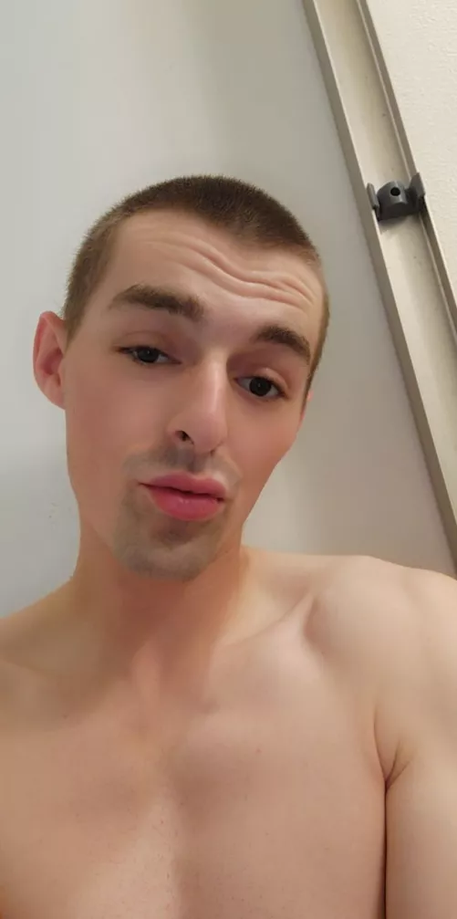 any cute guys wanna chat !