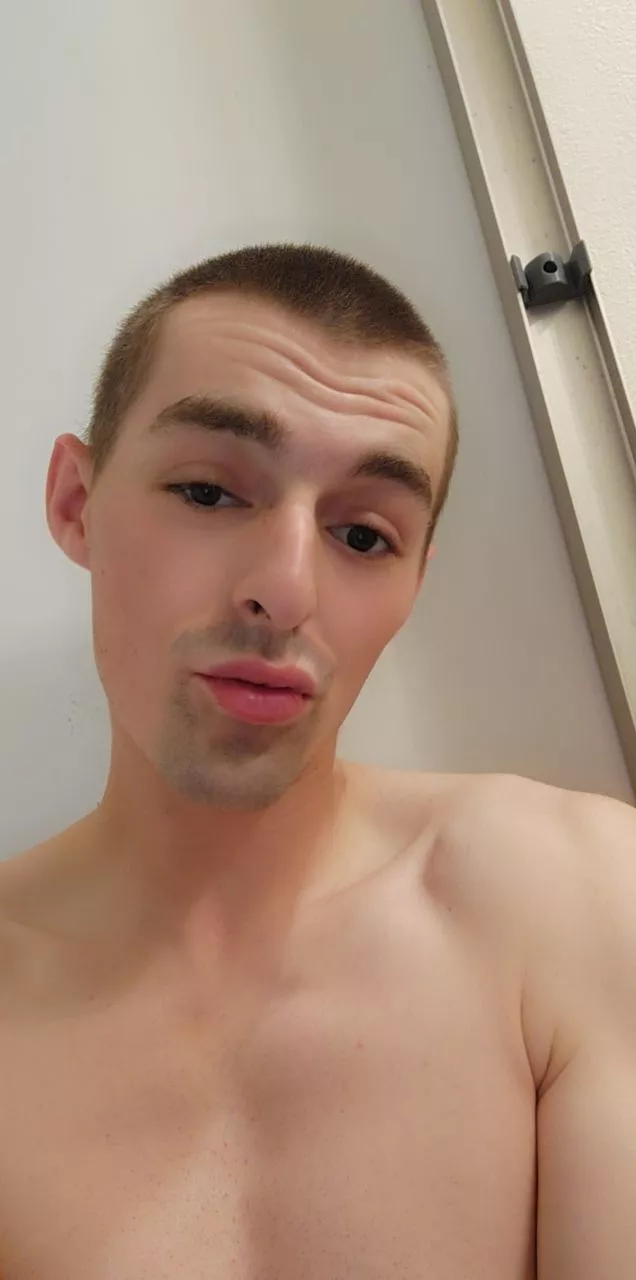 any cute guys wanna chat !