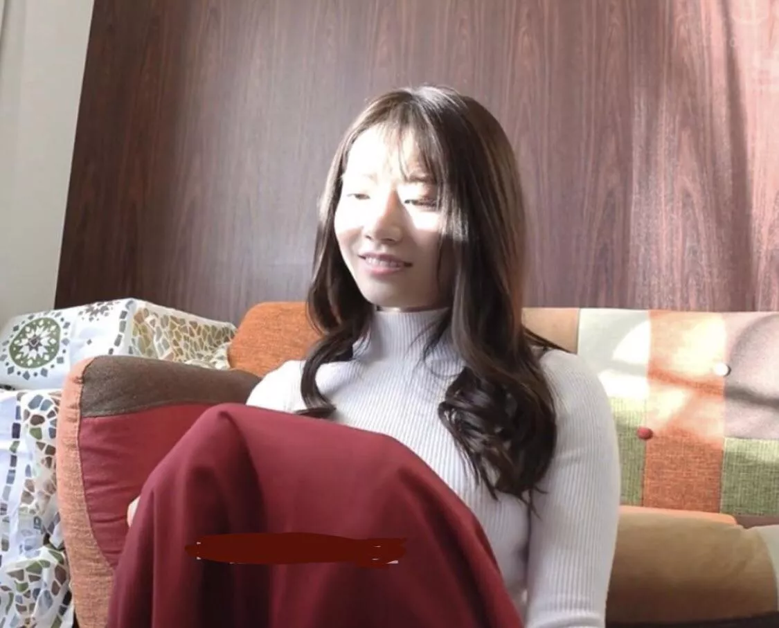 anyone knows who she is？