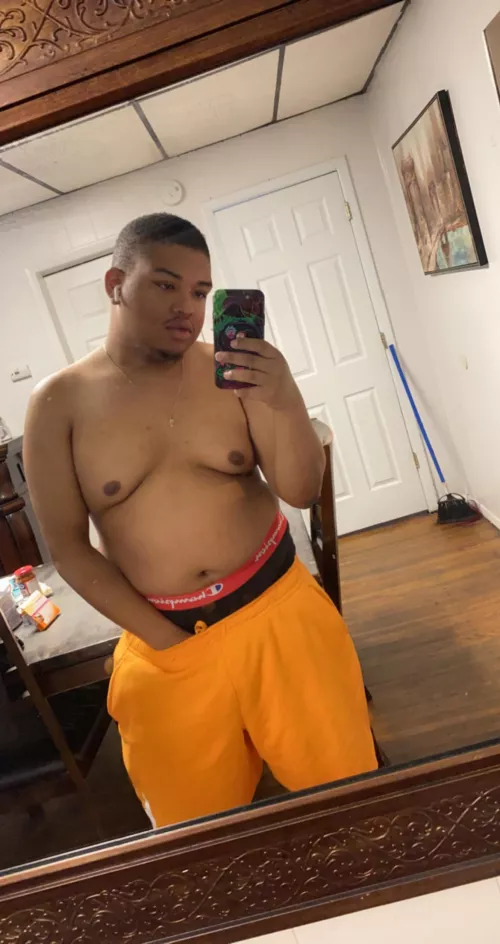 Before you come hop in my DMs just know I’m built like this 🐻