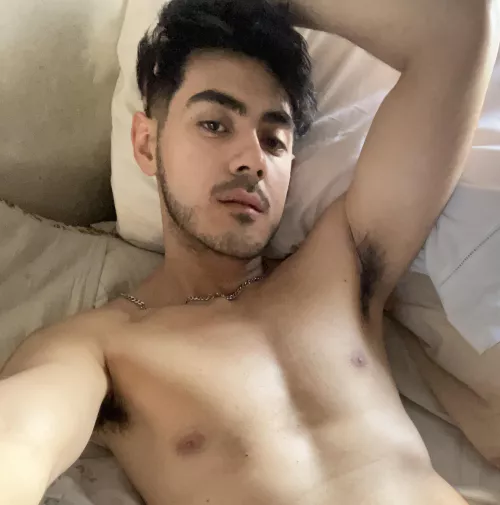 Come to suck my armpits