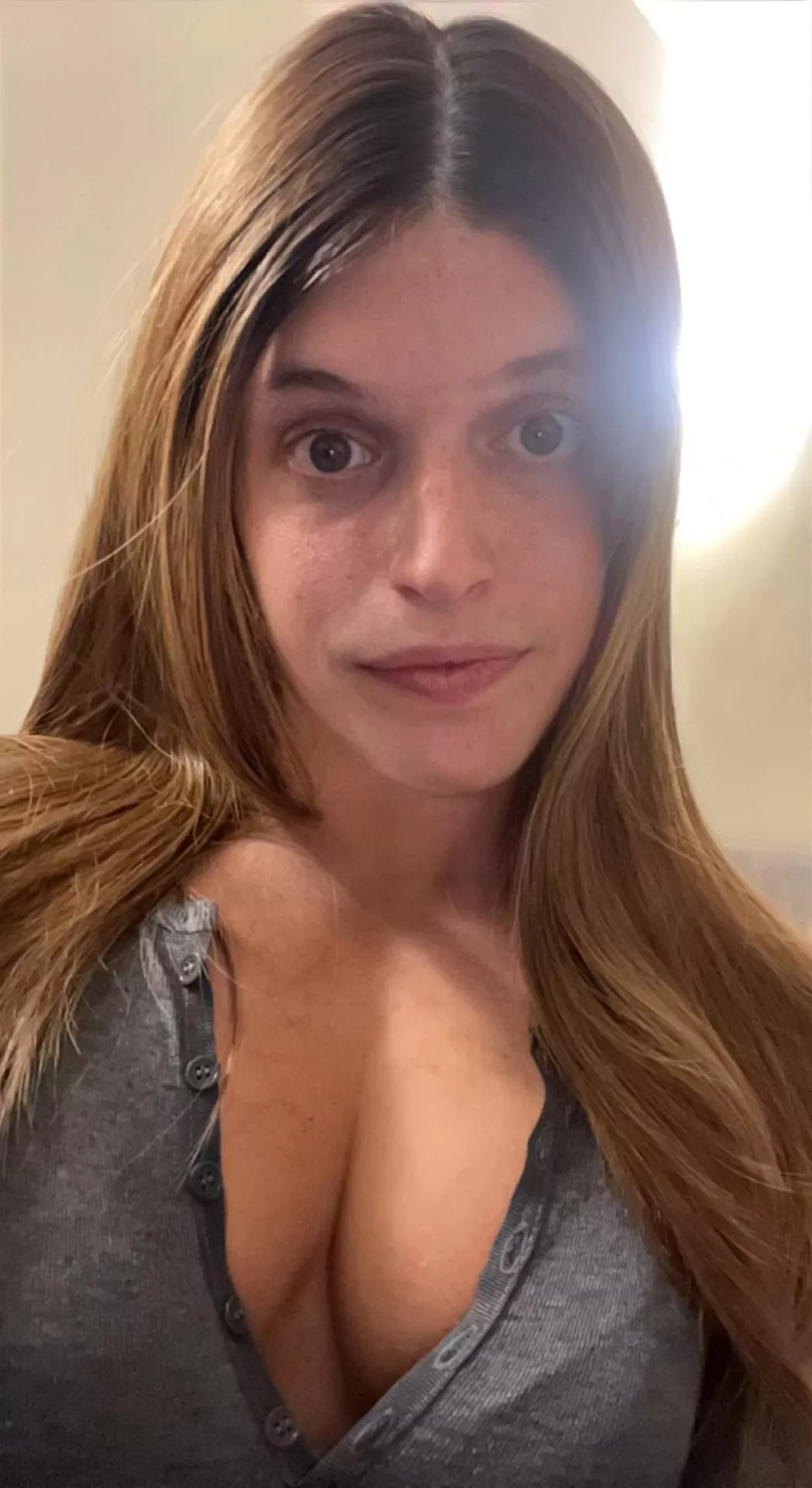 Does my cleavage help you imagine my breasts?🤭❤️