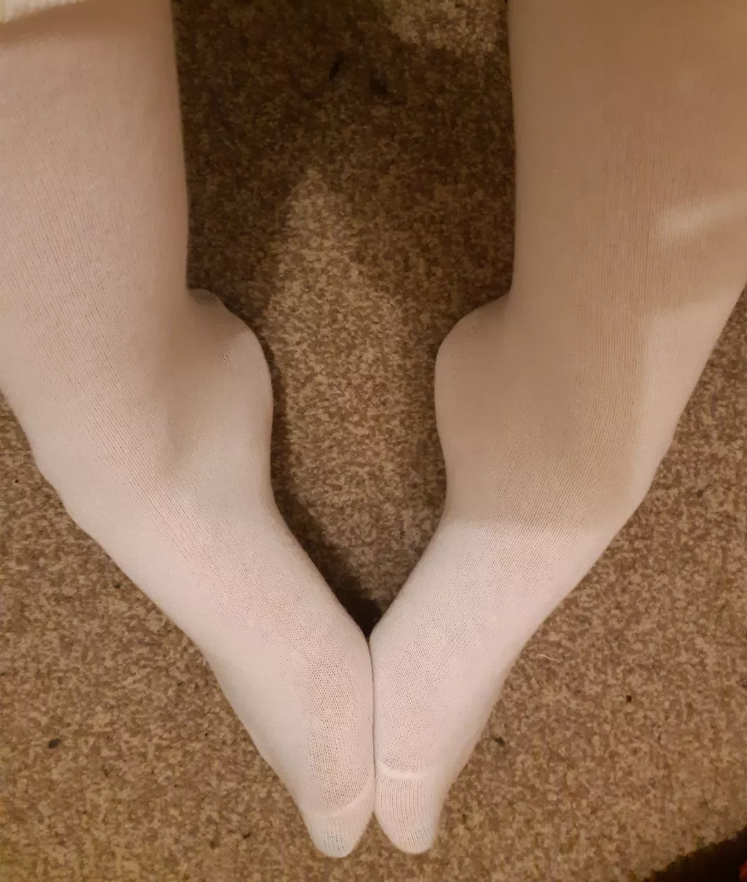 [F] Hello some lovely white socks on there