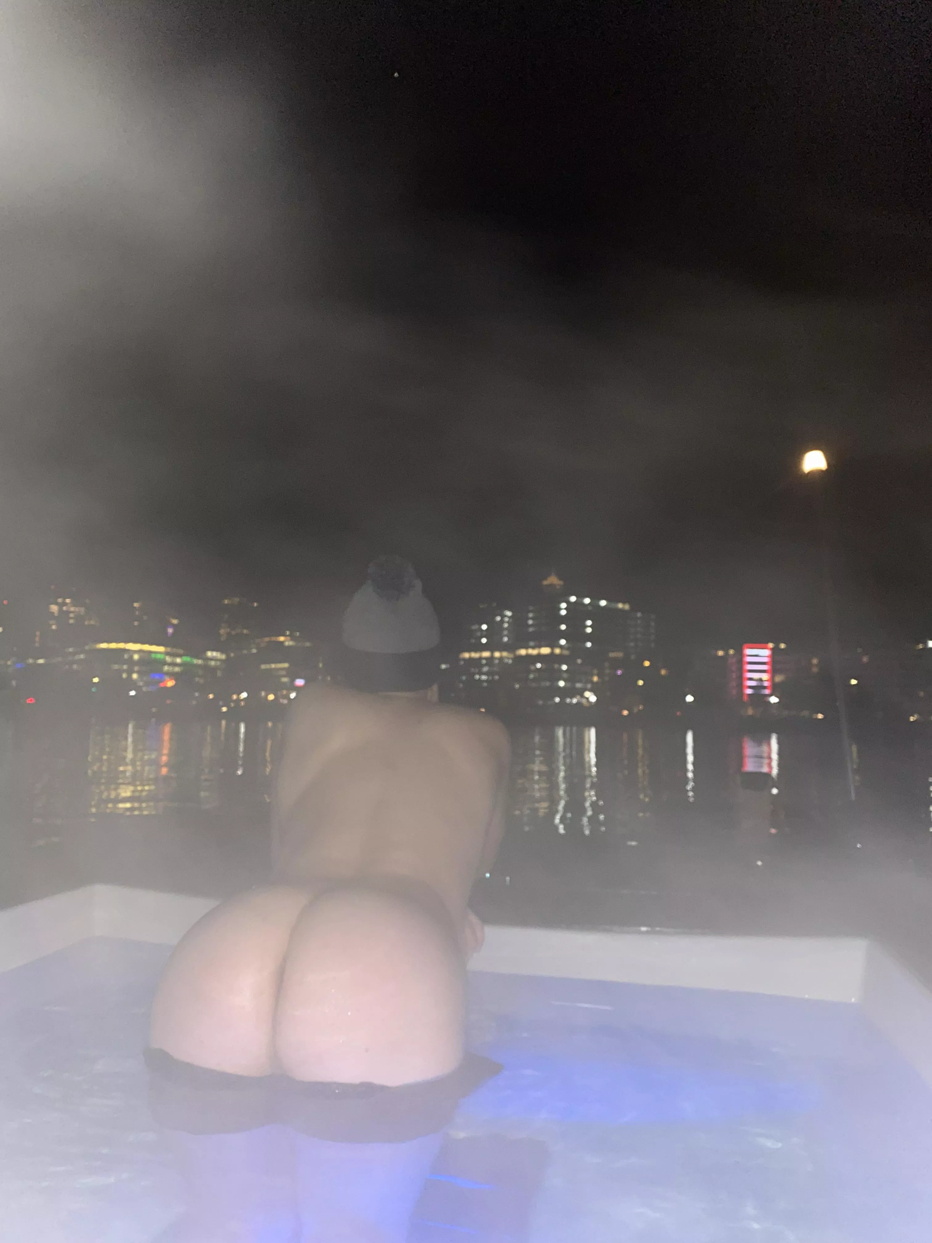 Full moon in Seattle 🍑 🌝