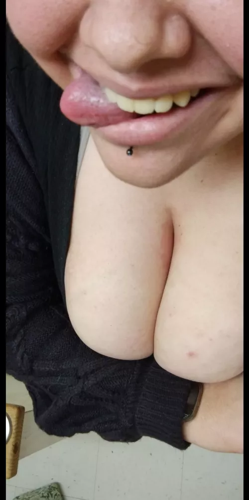 gods i love this angle 😍 although, my tits could use a few hickies 😏