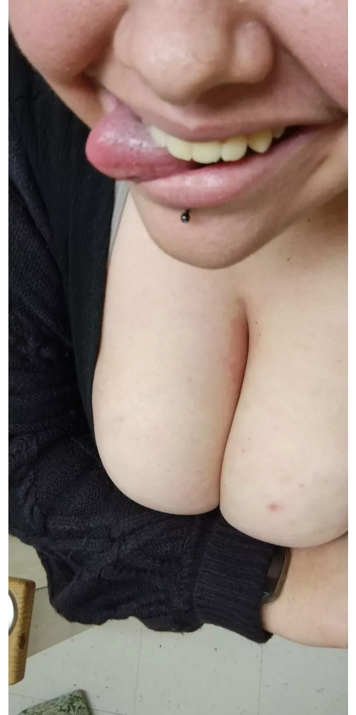 gods i love this angle 😍 although, my tits could use a few hickies 😏
