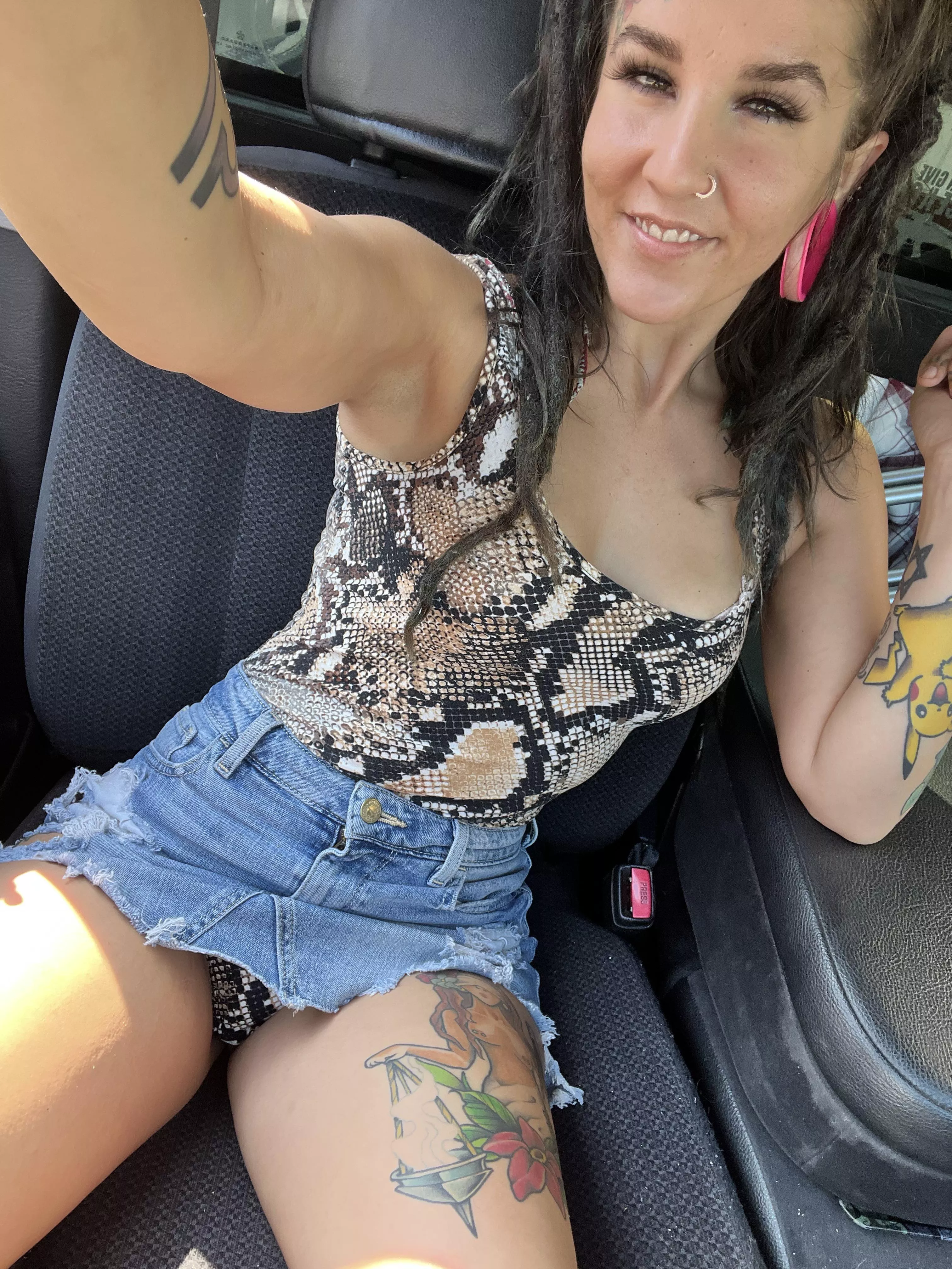 Hi I’m peaches! 5’2 and very interactive 💕 hope everyone is having a great holiday so far. I know I am 😈