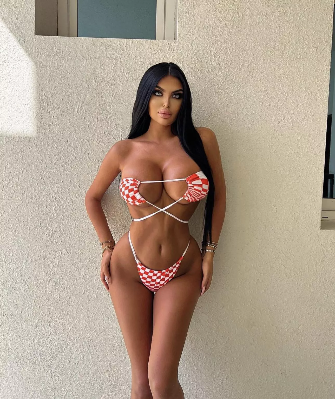 Hot bikini bimbo