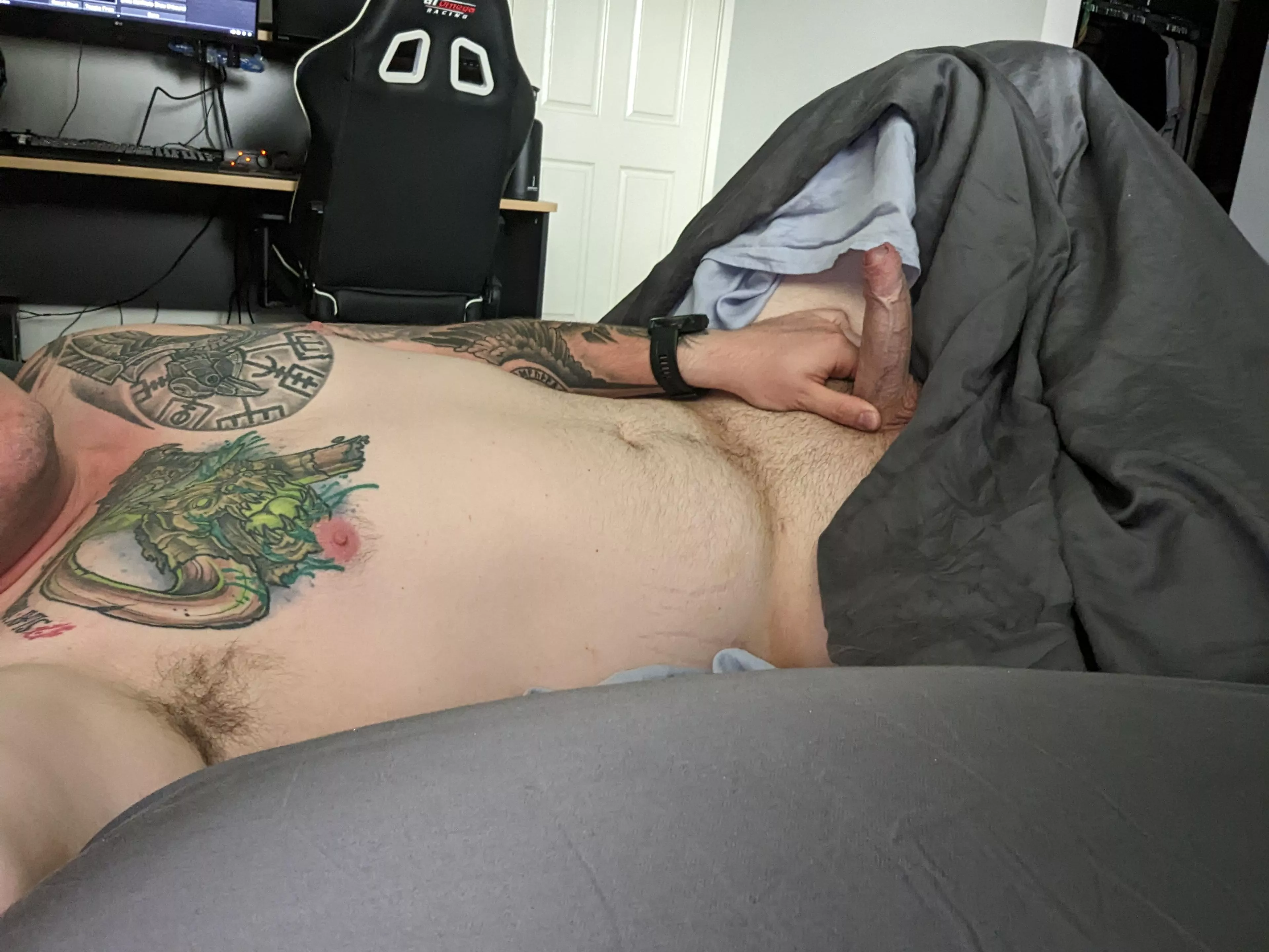 Hungover and horny, anyone wanna cuddle 😜