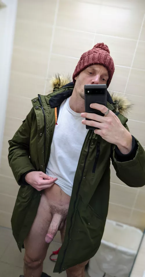 It's freezing in the UK ❄️ need some warm hands to warm me up 🍆