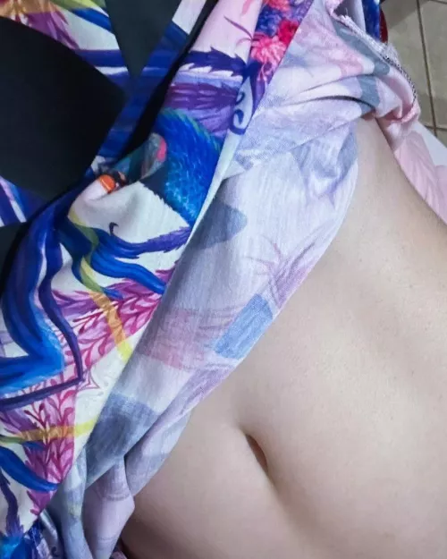 I’ve been pretty busy with work the last couple of days, but I’m back with a tummy selfie! I hope you like it 🤭