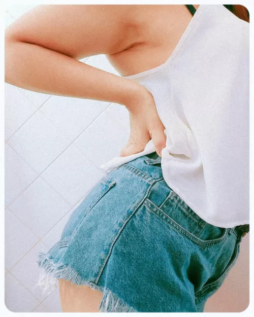 I’ve been quite busy the last couple of days, but here’s the last pic with my ripped jeans 🔥🔥🔥