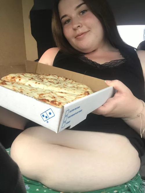 I’ve had so much extra squish added to my body lately and I’m loving it😍 I can’t wait to keep the pizza gains coming!🐷