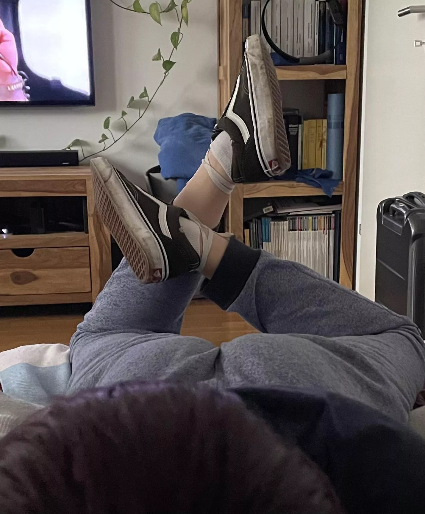 Love seeing her vans during blowjobs 💦