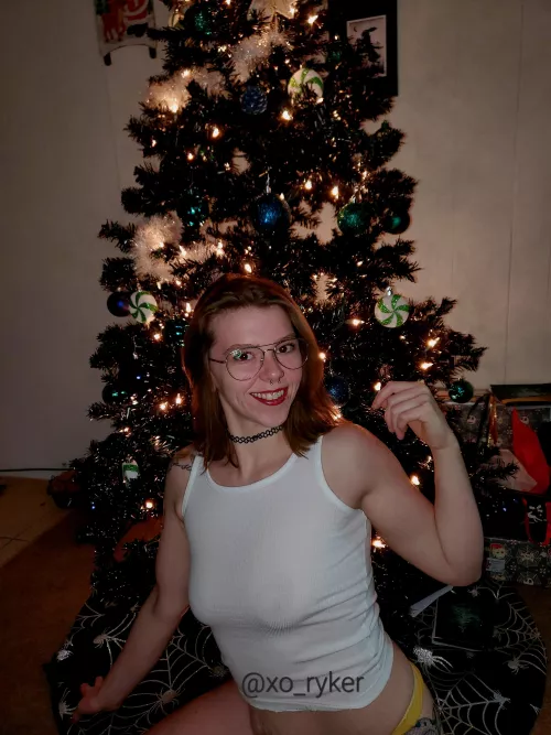 selfie in front of the tree 🎄🖤