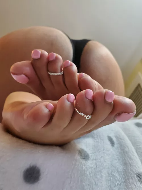 Squeeze my ass while you suck my toes