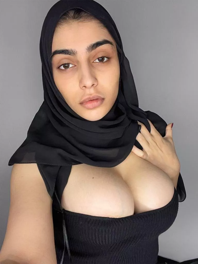 Upvote if you’d support Arabic lady