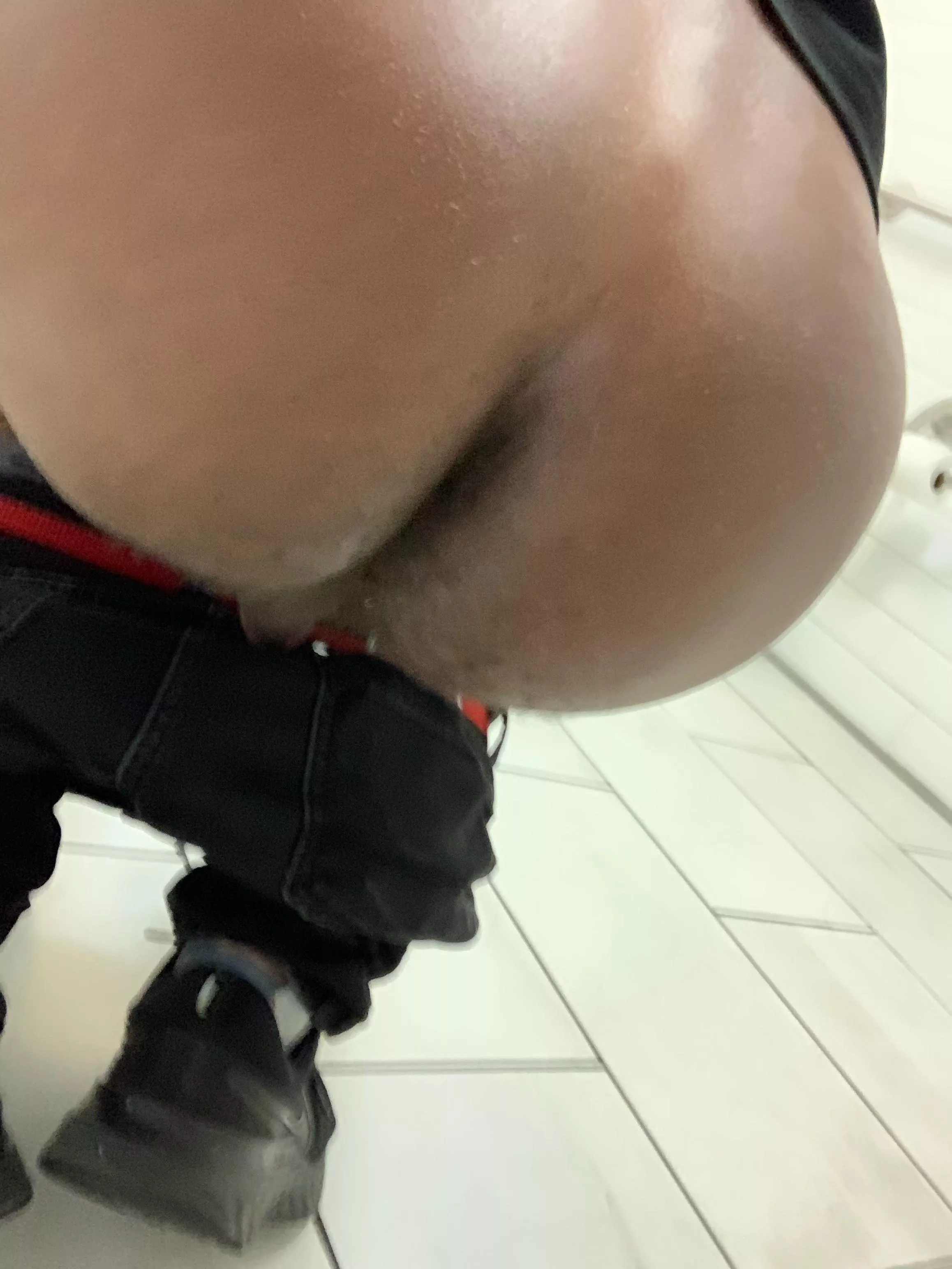 Want a pretty girl to give me a rimjob😈