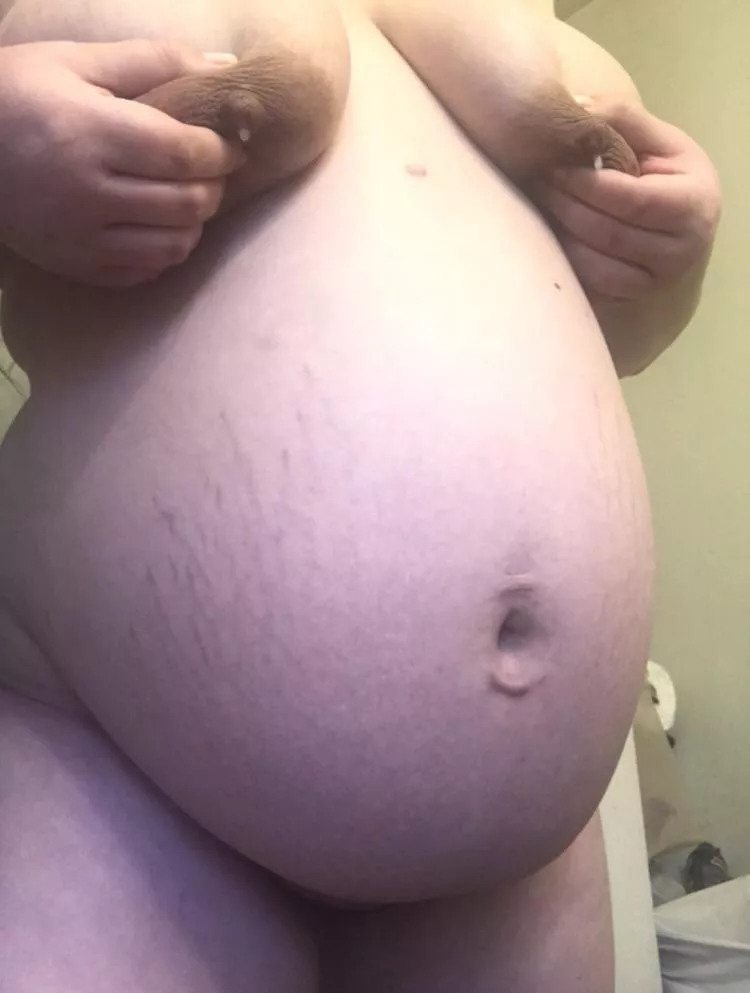 35 weeks pregnant and the milk is just flowing!