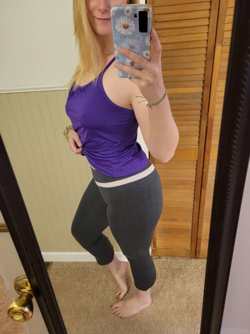 braless in my favorite gym outfit 😍