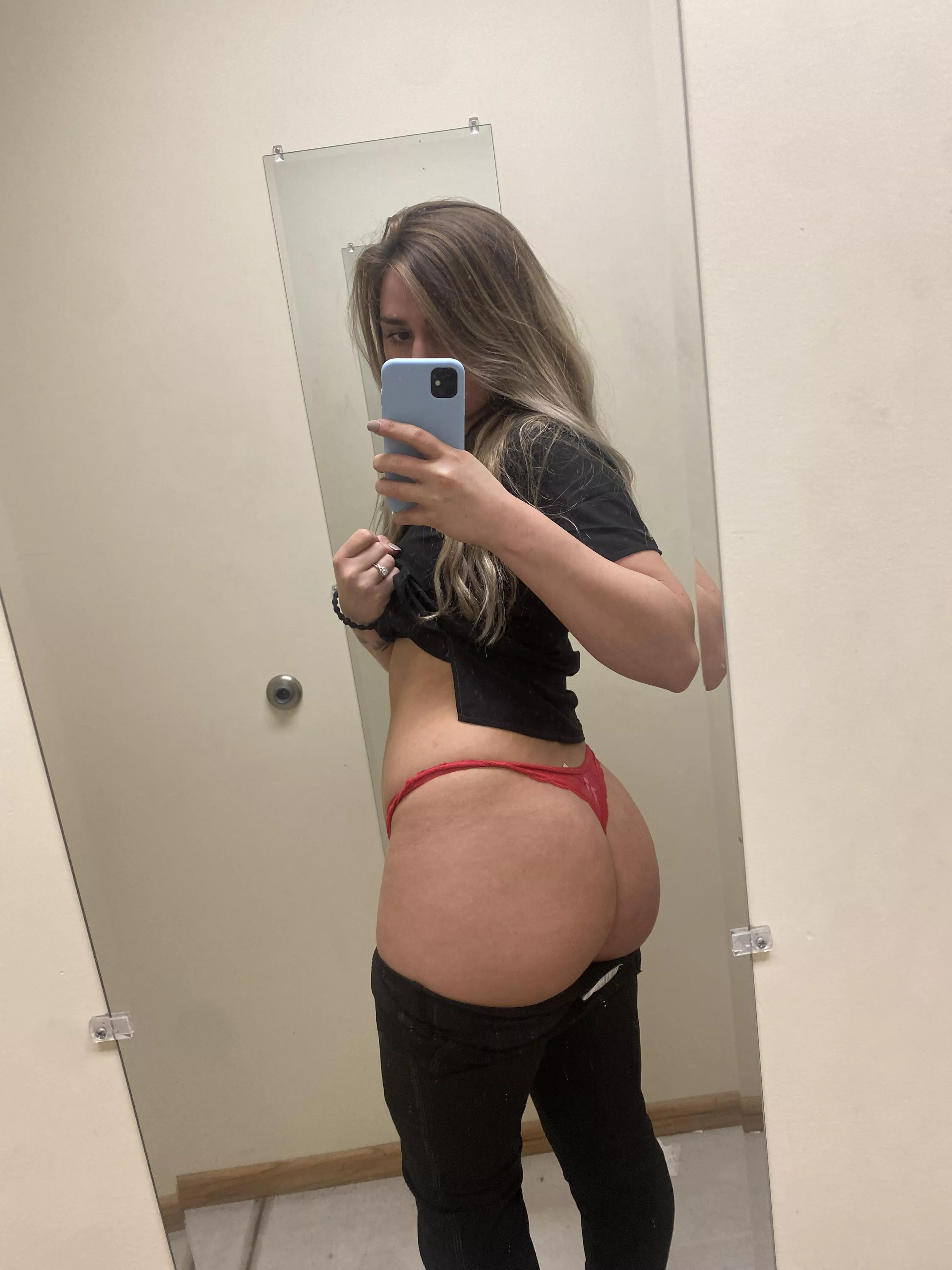 Can you meet me in the fitting room?