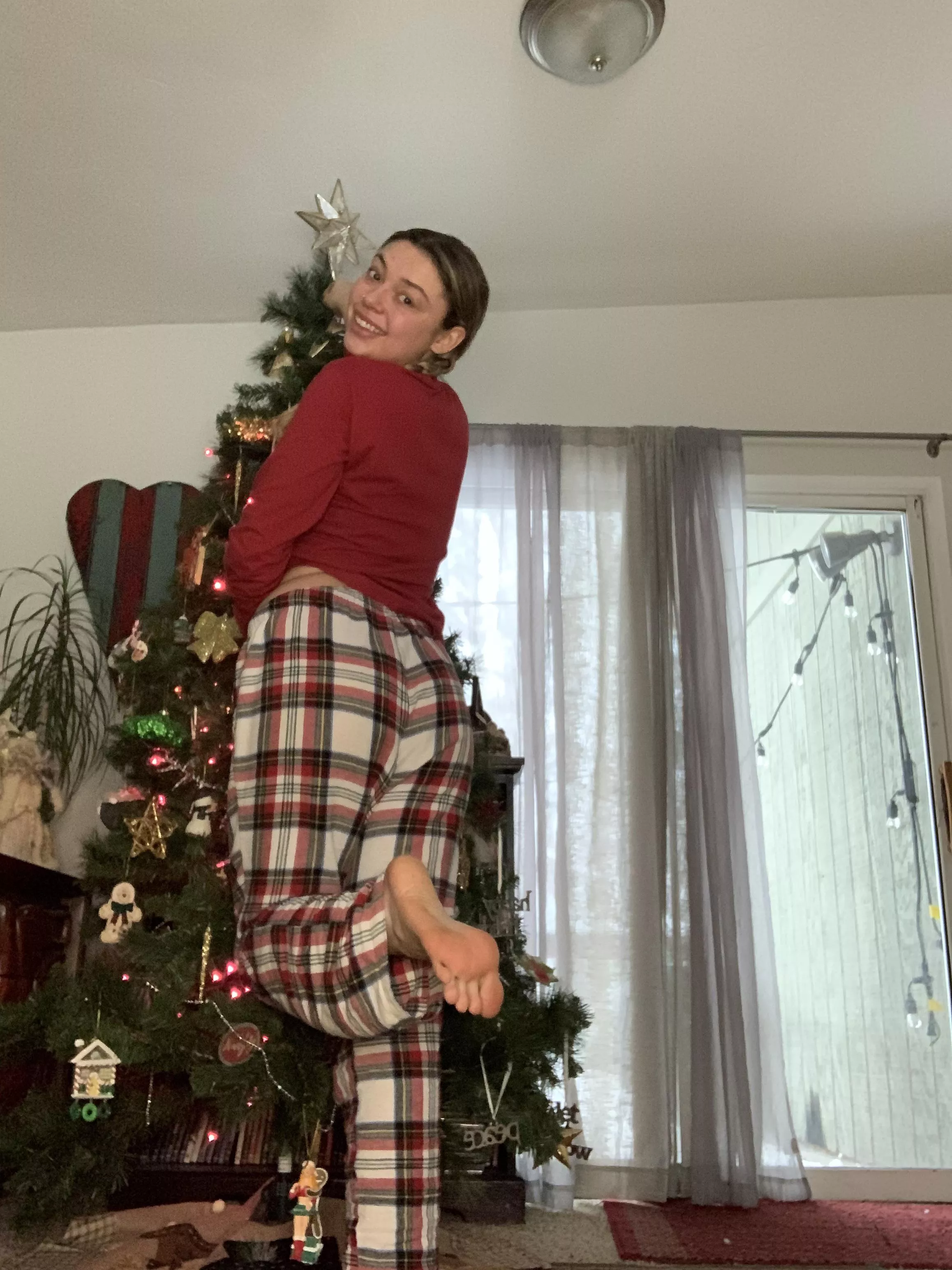 Cum hang the star on the tree with me