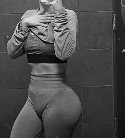 [f] mondays are for legs 😈