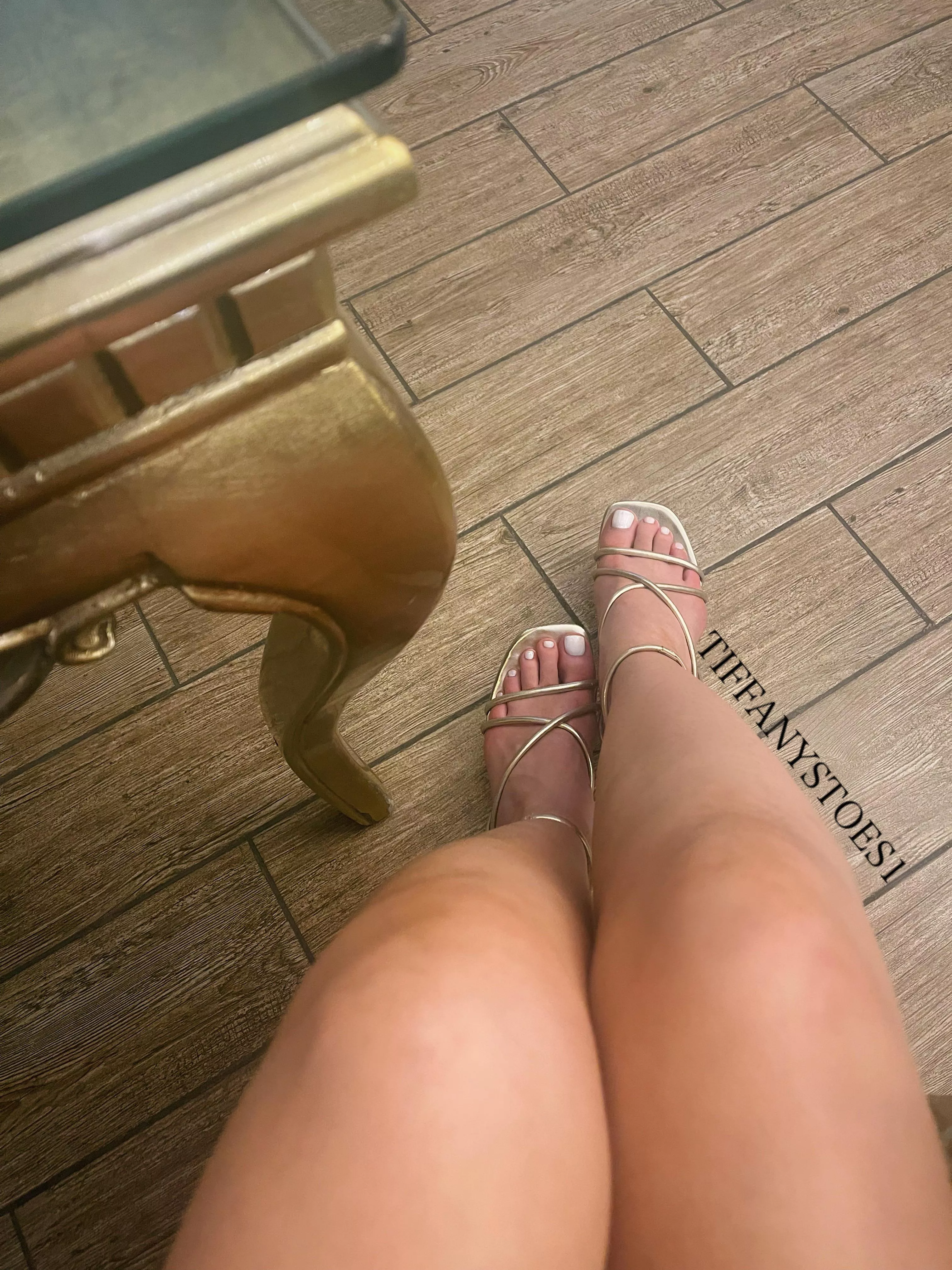 gold table,gold heels,gold feet