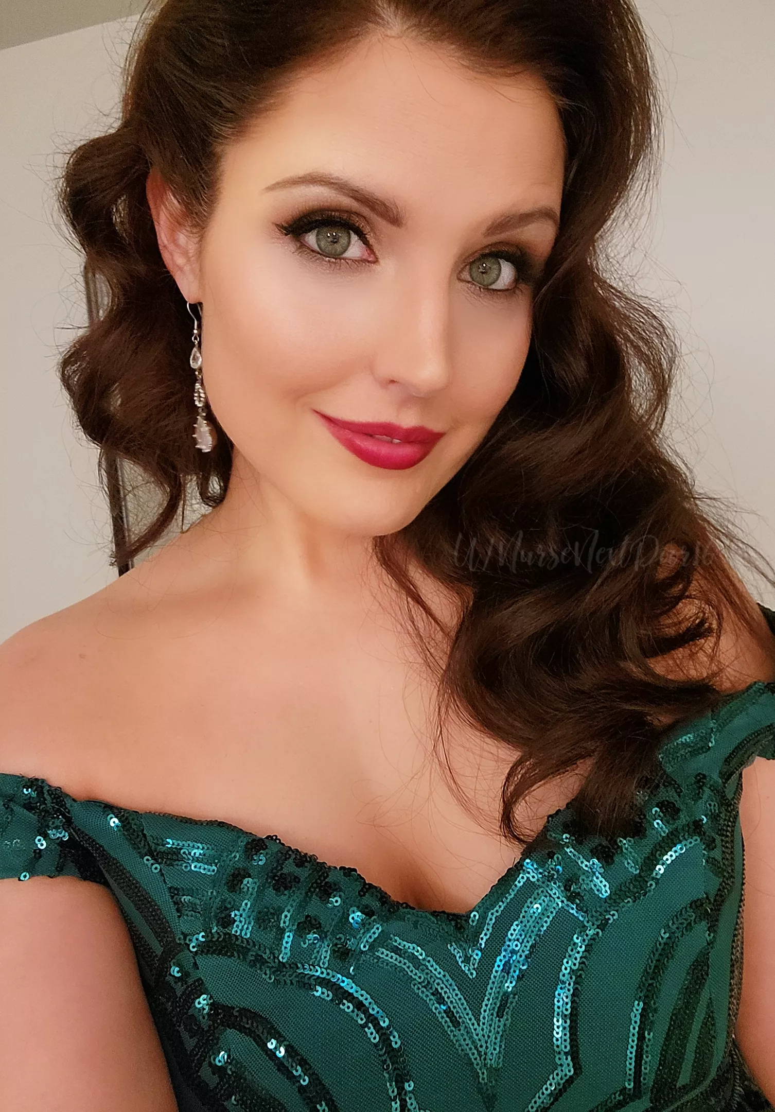 I think emerald green on brunettes looks so beautiful