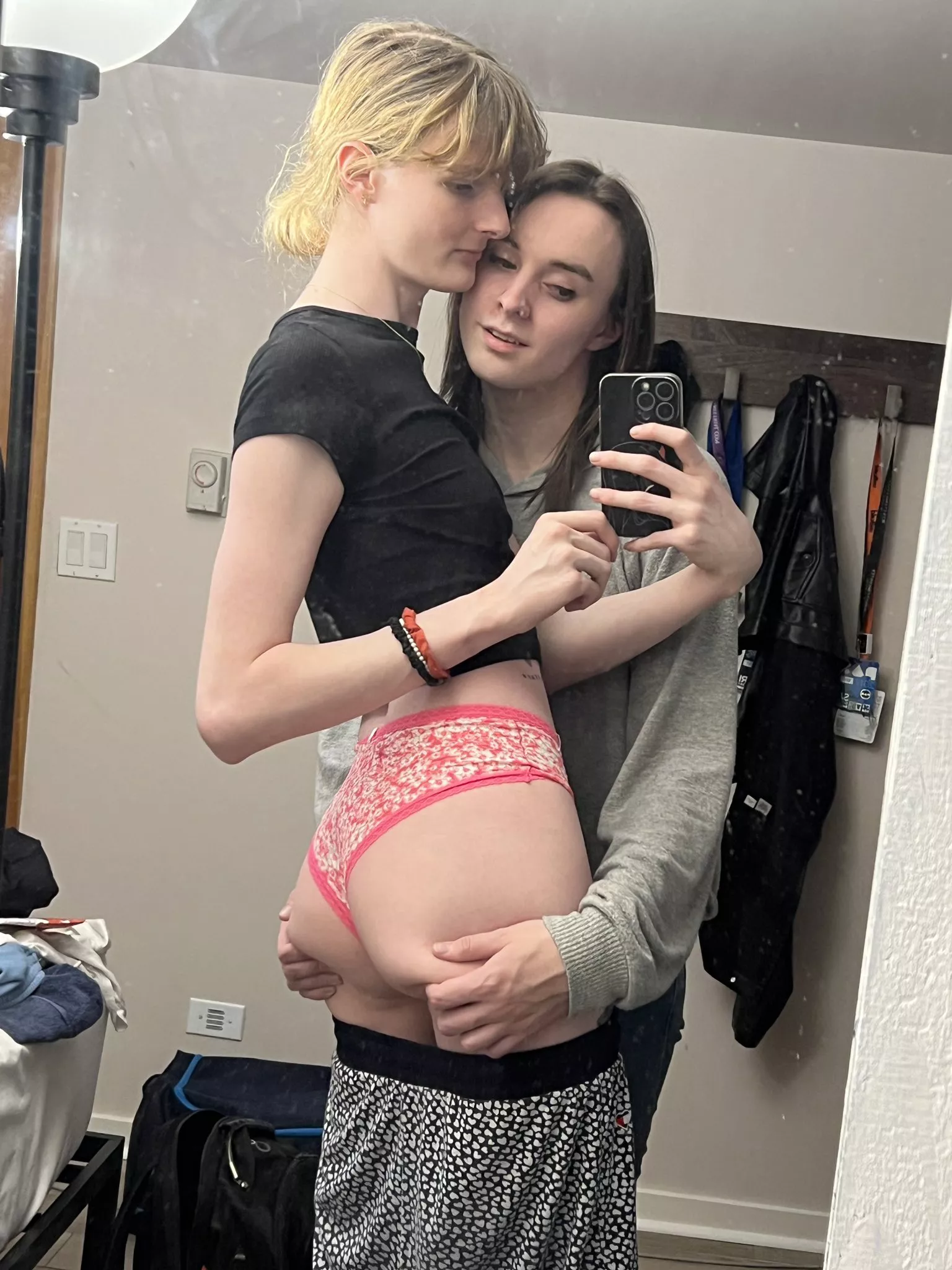 just a couple of traps being hot with each other~