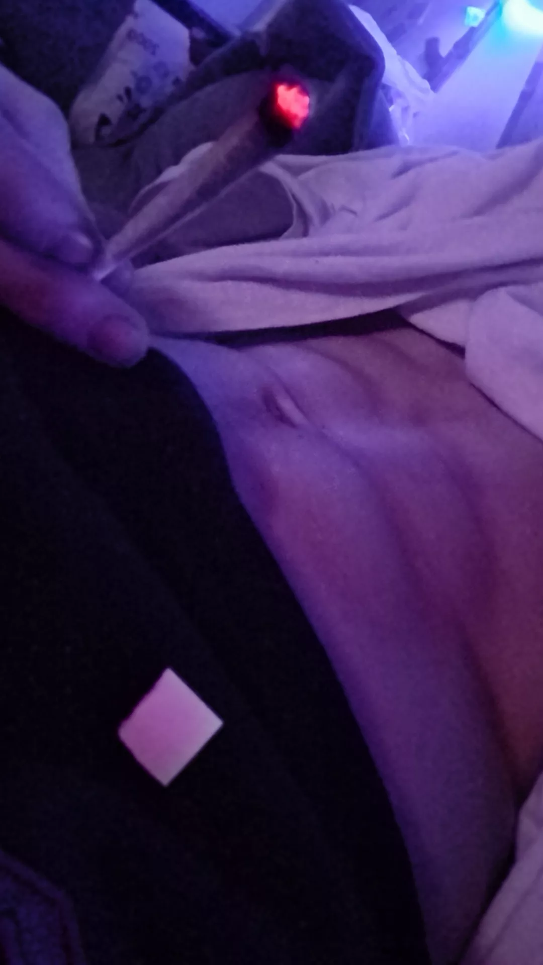 (m) want to smoke with someone baddly