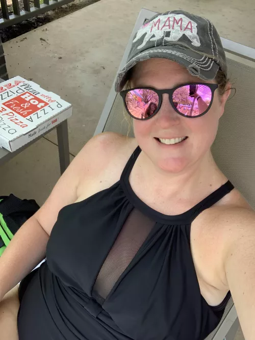 She wants to know who wants to see her pussy. DM for a trade.