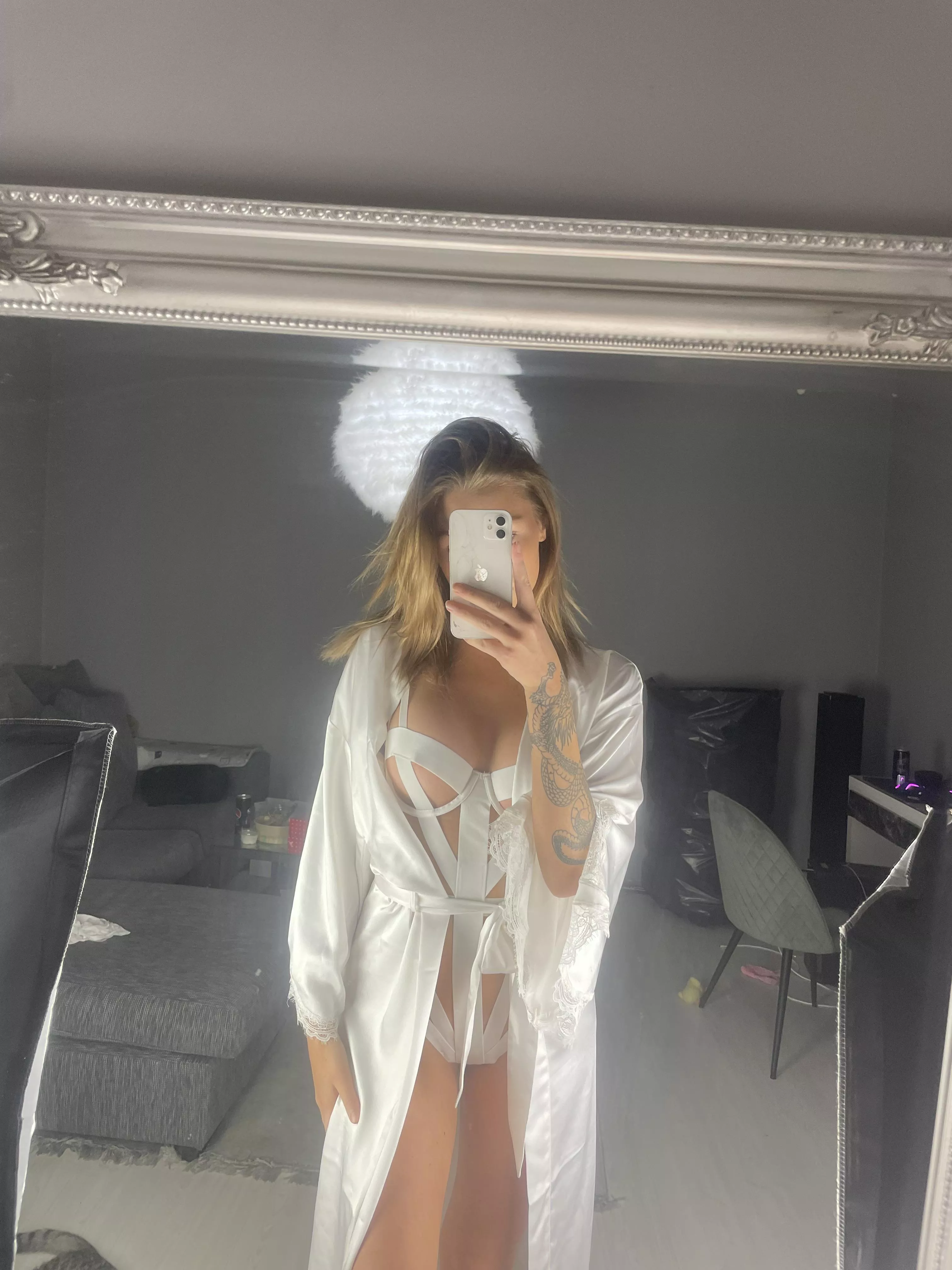 Vad tycker ni om denna outfiten💋🥵❤️ hade du dragit den där nere åt sidan 😘