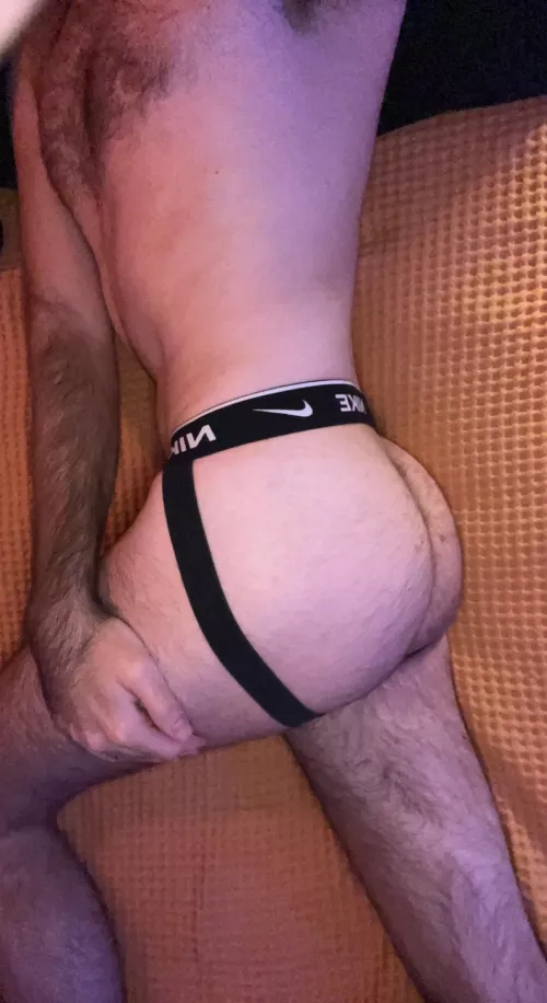 Who likes a furry bum to pound?