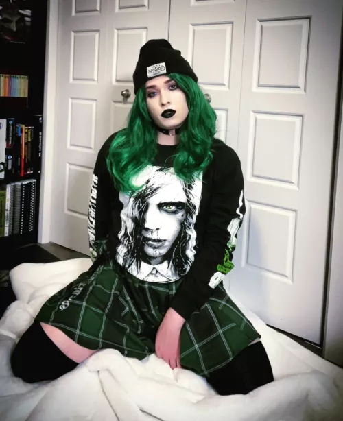 been wearing this all day, very comfy for gaming 🤭💚🖤